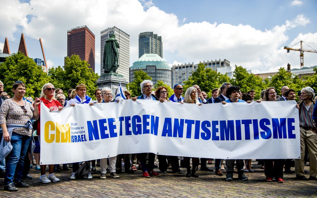 Onder het motto KeppelOp demonstreert het Centrum Informatie en Documentatie Israel (CIDI) op het Plein in Den Haag tegen antisemitisme en voor het recht op het dragen van een keppel. beeld ANP, Remko de Waal 