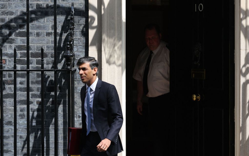 De Britse premier Rishi Sunak verlaat  Downing Street 10, zijn ambtswoning in London. Woensdag maakte Sunak onverwachts bekend dat de parlementsverkiezingen in het Verenigd Koninkrijk 4 juli worden gehouden. beeld AFP, Adrian Dennis