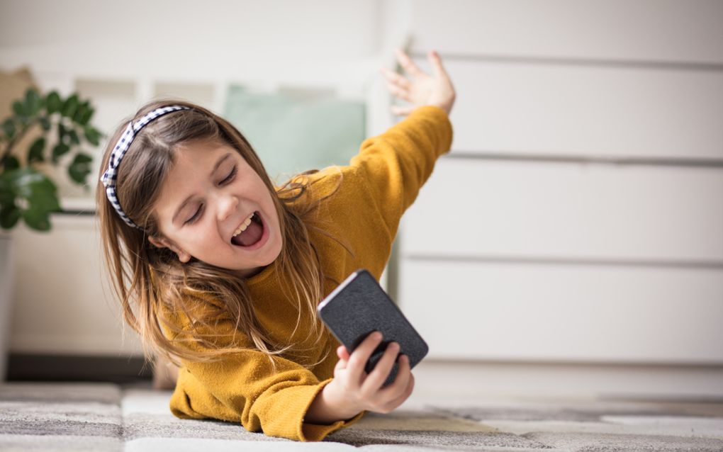 „Lichamelijke en psychische klachten bij kinderen kunnen veroorzaakt worden door overmatig gebruik van sociale media.” beeld iStock