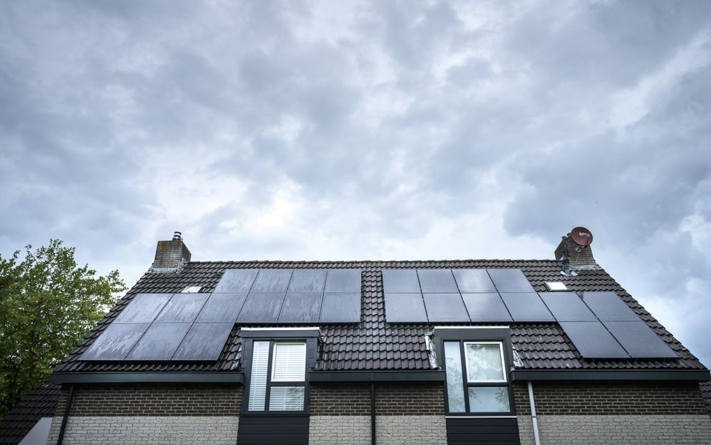 Zonnepanelen op het dak van een woning. beeld ANP, KEES VAN DE VEEN