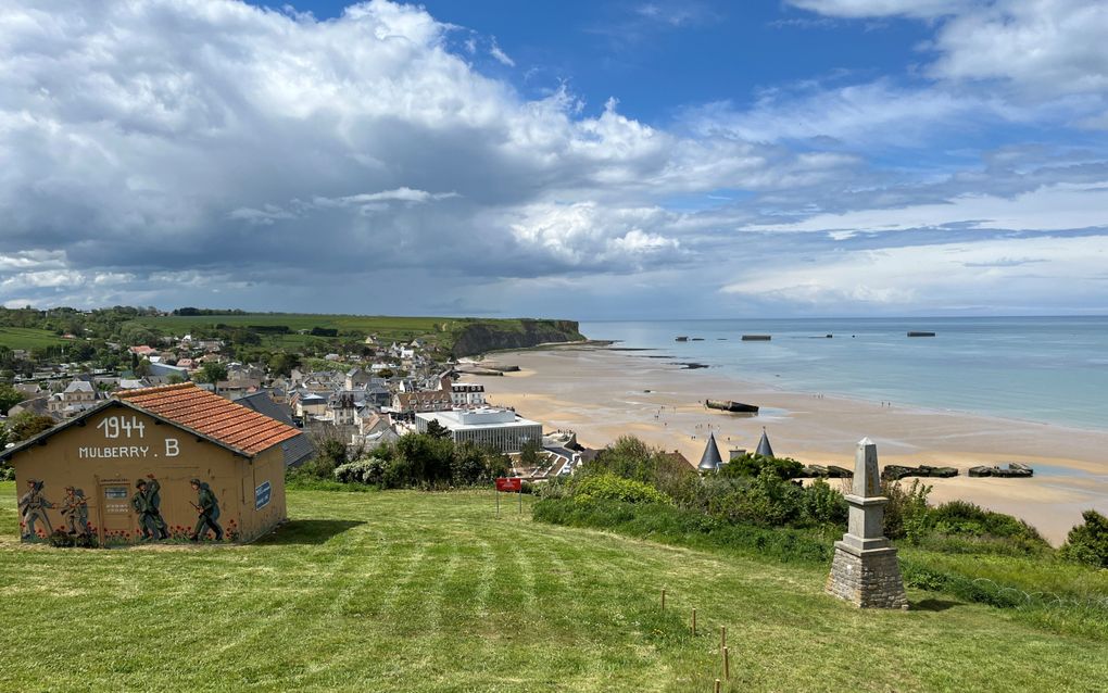 Arromanches-les-Bains. Caissons in zee herinneren aan de kunstmatige haven die de geallieerden aanlegden voor hun bevoorrading. beeld RD