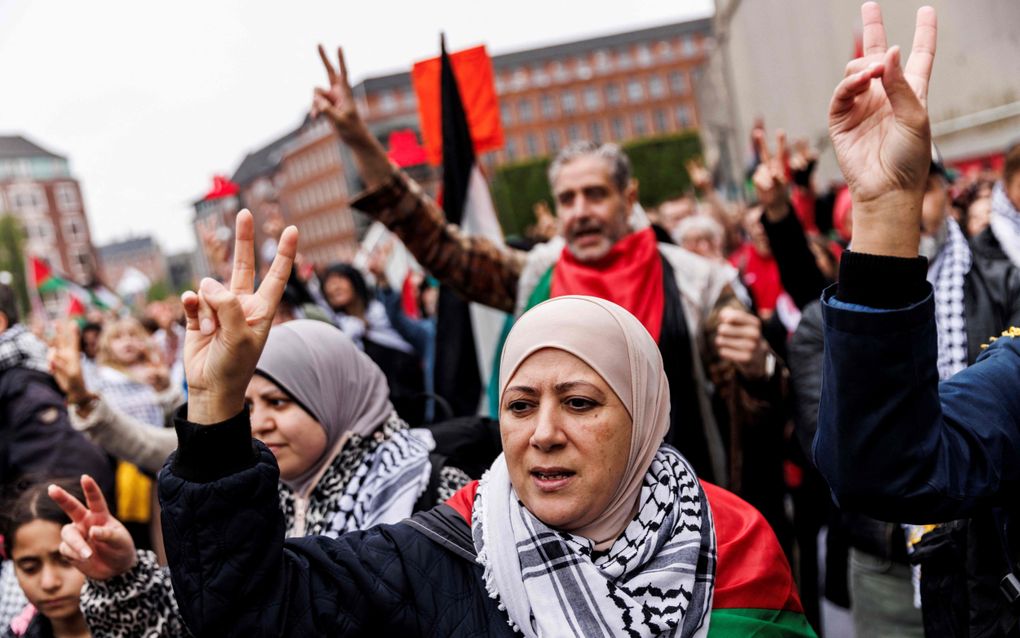 Demonstranten maken op bevrijdingsdag met hun vingers het overwinningsteken tijdens een demonstratie in de Deense hoofdstad Kopenhagen voor een vrij Palestina. beeld AFP, Ólafur Steinar Rye Gestsson