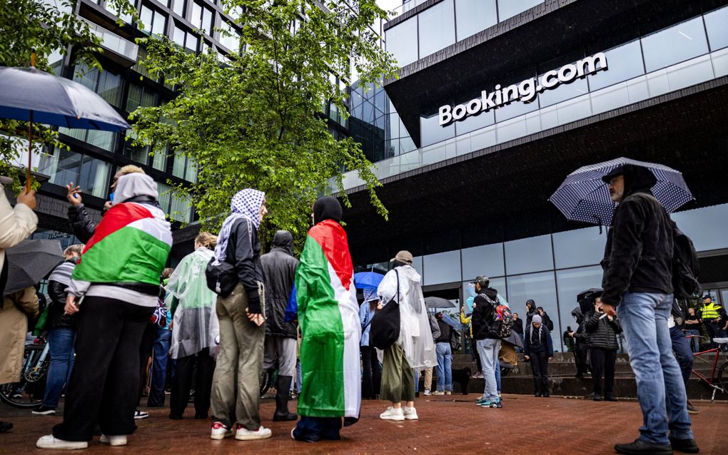 Pro-Palestijnse activisten demonstreren regelmatig bij het kantoor van Booking.com in Amsterdam. De laatste keer gebeurde dat op 15 mei, de dag waarop in 1948 de staat Israël werd uitgeroepen. Palestijnen herdenken die dag als de Nakba (”ramp”). beeld ANP, Ramon van Flymen