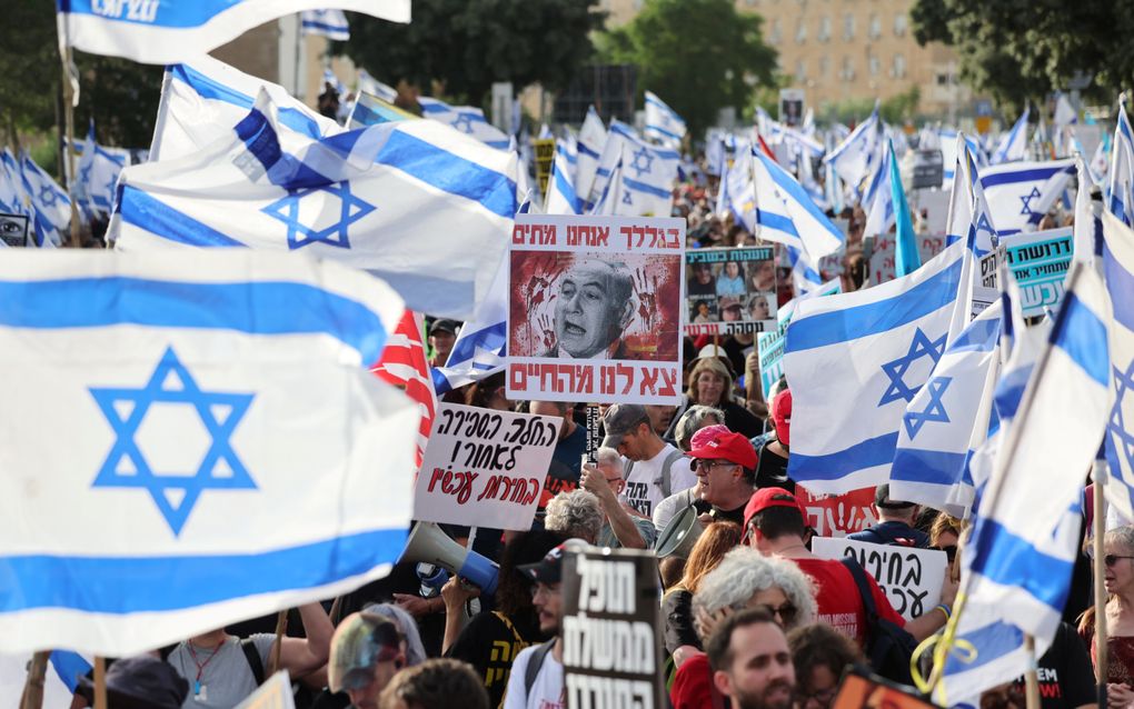 „De huidige machthebbers in Israël zijn vooral gericht op aanblijven, op de korte termijn en op de volgende verkiezingen.” Foto: protest in Jeruzalem tegen de regering-Netanyahu. beeld EPA, Abir Sultan