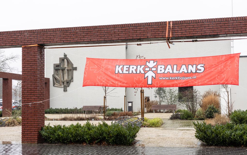 Spandoek met betrekking tot de zogeheten Actie Kerkbalans, de jaarlijkse actie waarin vijf Nederlandse kerkgenootschappen hun leden oproepen een financiële bijdrage te leveren. beeld RD, André Dorst