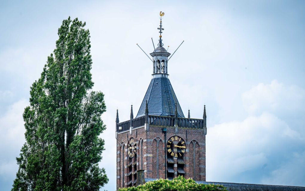 Kerk en staat mogen een hartig woordje met elkaar wisselen, als ze ieder hun plaats maar weten. Foto: de Grote Kerk in Vianen. beeld ANP, Josh Walet