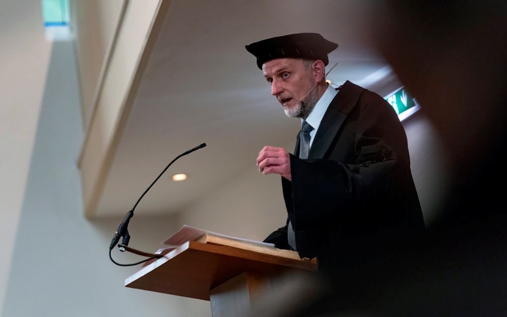 Prof. dr. Henk van den Belt spreekt in de Apeldoornse Barnabaskerk zijn inaugurale rede uit. Eerder werd hij benoemd tot hoogleraar systematische theologie aan de Theologische Universiteit Apeldoorn (TUA). beeld Ruben Meijerink