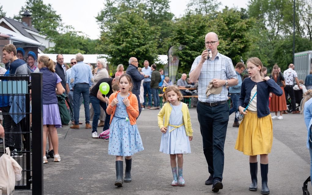 De interkerkelijke stichting Bonisa hield zaterdag in Harskamp haar jubileumdag. De zendingsorganisatie, die werkzaam is in Azië, bestaat vijftig jaar. De jubileumdag had plaats op het terrein van belevingsboerderij De Groenerie in Harskamp. beeld Niek Stam