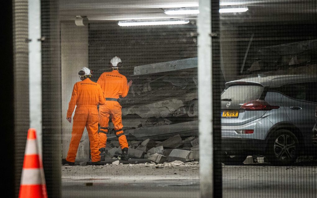 Hulpdiensten zijn ter plaatse bij de parkeergarage. Meerdere verdiepingen van de parkeergarage van het St. Antonius ziekenhuis in Nieuwegein zijn ingestort. beeld ANP, Josh Walet