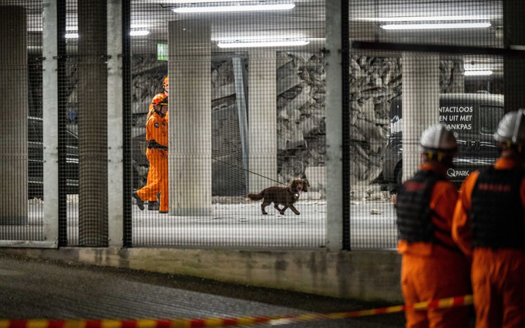 Hulpdiensten zondagnacht bij de parkeergarage. beeld ANP, Josh Walet