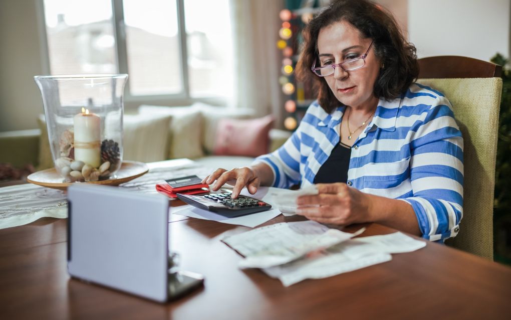 Oudere vrouw probeert haar financiële zaken op een rijtje te krijgen. beeld iStock, Kemal Yildirim