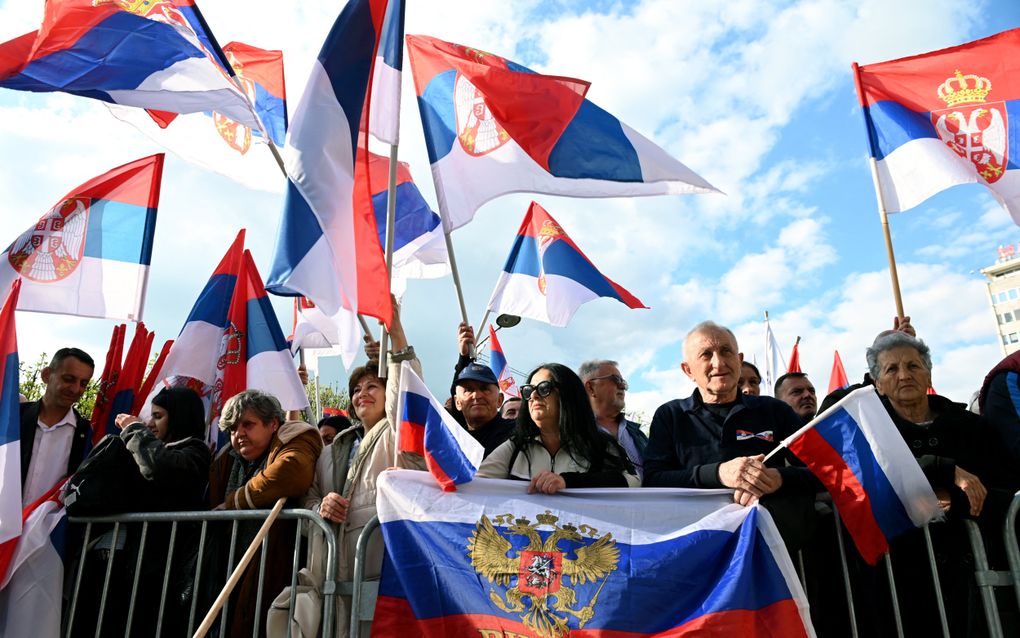 Betogers zwaaien met Servische en Russische vlaggen tijdens een demonstratie in Banja Luka. De Bosnische Serviërs zijn tegen de VN-resolutie om van de genocide in Srebrenica een internationale herdenkingsdag te maken. beeld AFP, Elvis Barukcic  