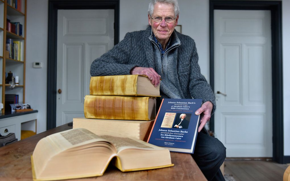 Dingeman van Wijnen met de herdruk van de Bachbijbel en het commentaar erop. beeld Marchje Andringa