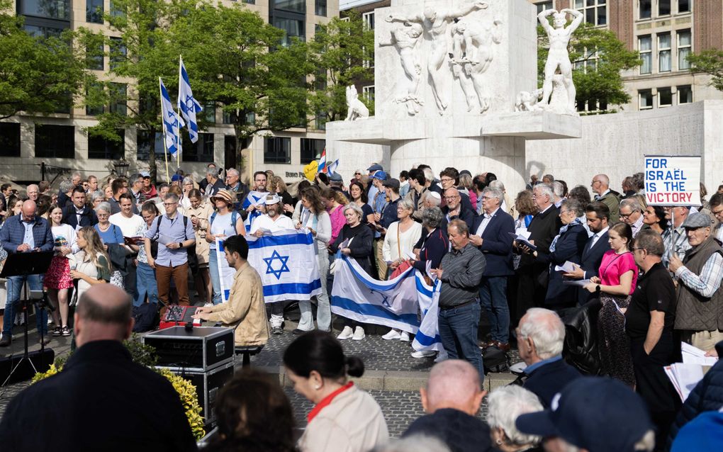 Een pro-Israëlactie van de SGP. De partij komt samen op de Dam in solidariteit met de Joodse gemeenschap in Nederland. beeld ANP, Ramon van Flymen