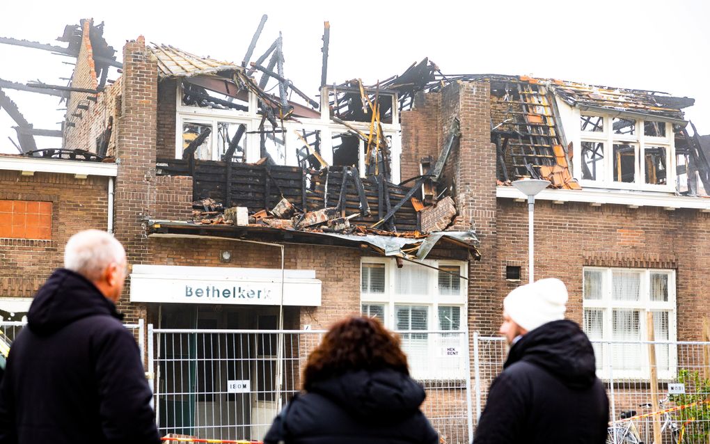 Omwonenden in de nasleep van de brand die woede in de Nederlandse gereformeerde Bethelkerk aan de Oranjestraat in de Rotterdamse wijk Overschie. beeld ANP, Iris van den Broek