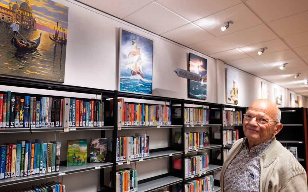 Bram Vijfhuize exposeert schilderijen in de bibliotheek van Nieuw-Beijerland (gemeente Hoeksche Waard). Inspiratie voor onderwerpen vindt hij dicht bij huis in Oud-Beijerland, het vakantiehuis van hem en zijn vrouw in Lunteren en tijdens de reizen van het echtpaar Vijfhuize naar onder meer Venetië. beeld Dirk Hol