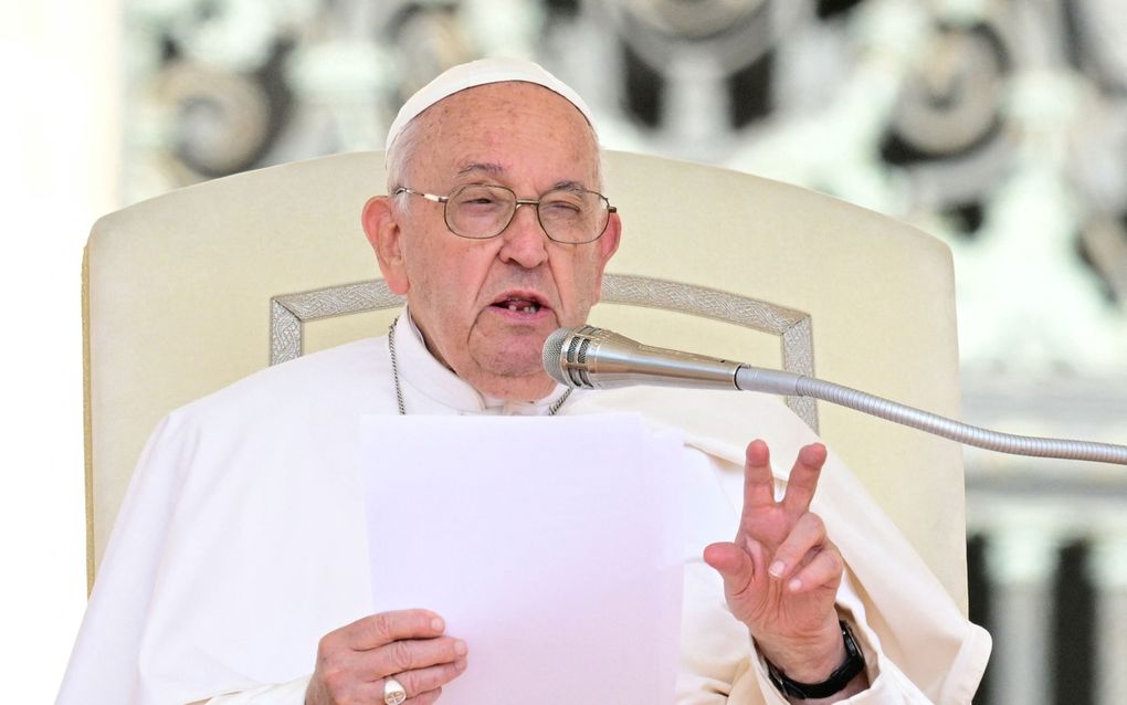 Paus Franciscus tijdens zijn wekelijks audiëntie op het Sint-Pietersplein in Rome. beeld AFP, Tiziana Fabi