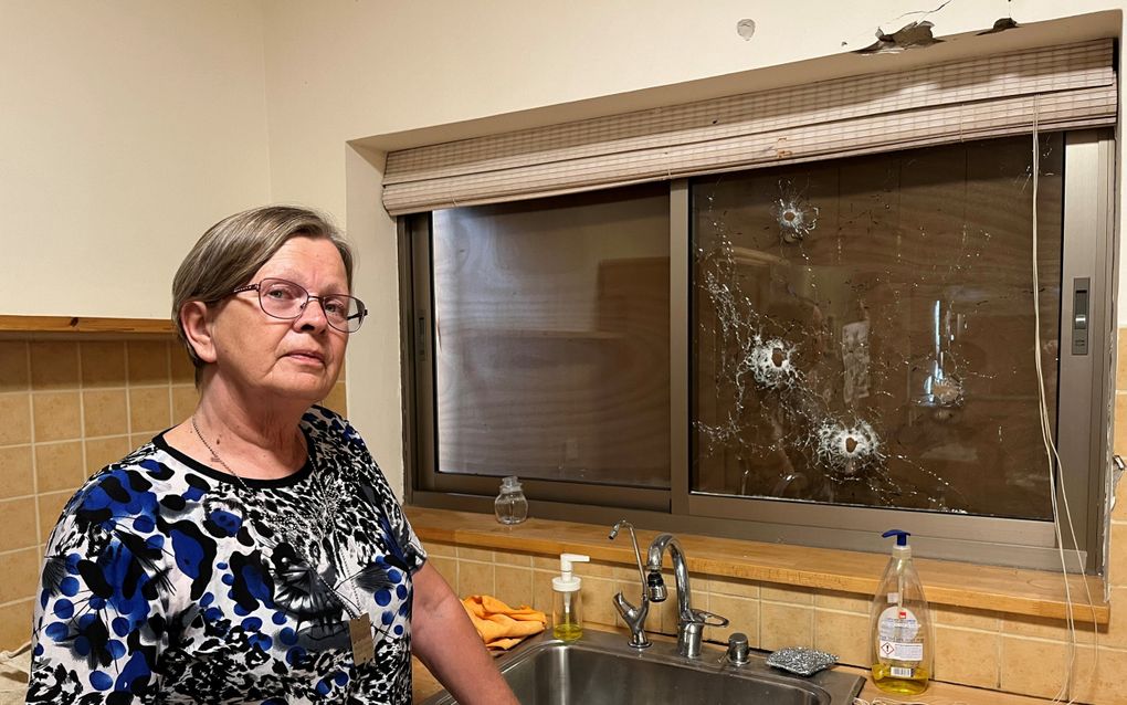 Jannie Ades in haar woning in Kfar Aza. Vrijwel elke kamer in het huis vertoont kogelgaten. beeld RD 