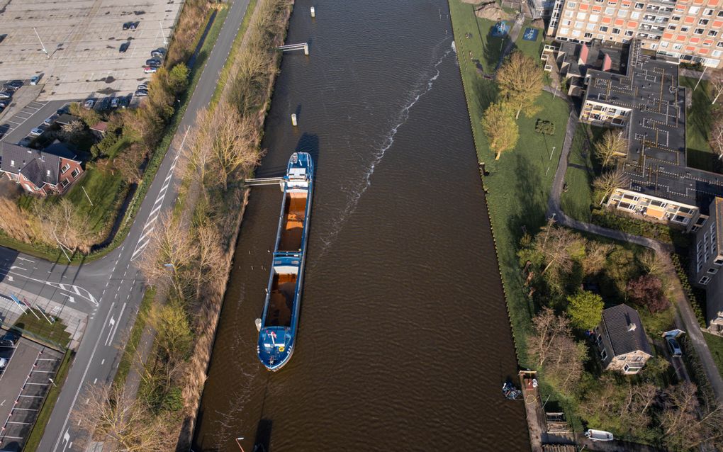 Het bellenscherm van The Great Bubble Barrier in het Van Harinxmakanaal drijft samen met het stromende water plastic afval naar een opvangpunt. beeld The Great Bubble Barrier, Zeevonk  