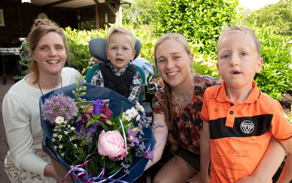 Elsje Vogelaar (l.) geeft bloemen aan haar vriendin Maaike de Leeuw. „Onze band is heel speciaal.’’ Zoontjes Aron (m.) en Rick (r.) de Leeuw staan ook op de foto. beeld William Hoogteyling