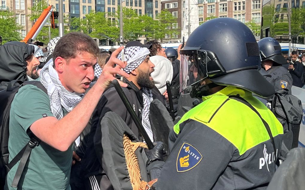 Met verhitte hoofden intimideren pro-Palestijnse demonstranten ME’er Mark (r.) tijdens een SGP-solidariteitsactie voor Israël en de Joodse gemeenschap op de Dam in Amsterdam. beeld RD