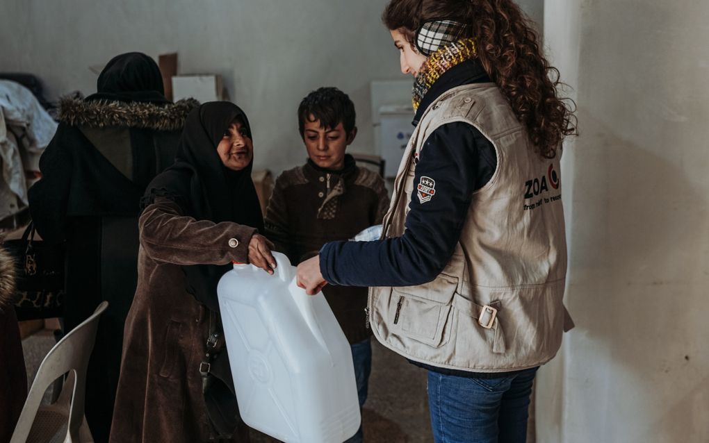 Noodhulp na de aardbeving in Syrië van vorig jaar. Ook betalingen naar dat land liepen vertragingen op. beeld RD, Lieuwe Siebe de Jong