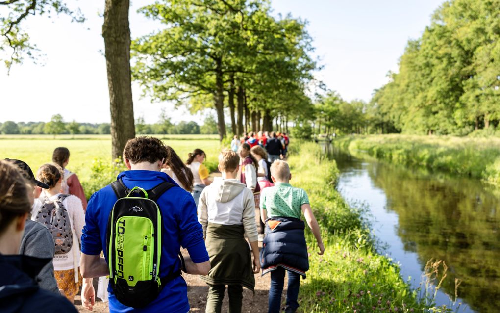 Leerlingen van De Wartburg tijdens de avondvierdaagse in Woudenberg. beeld André Dorst