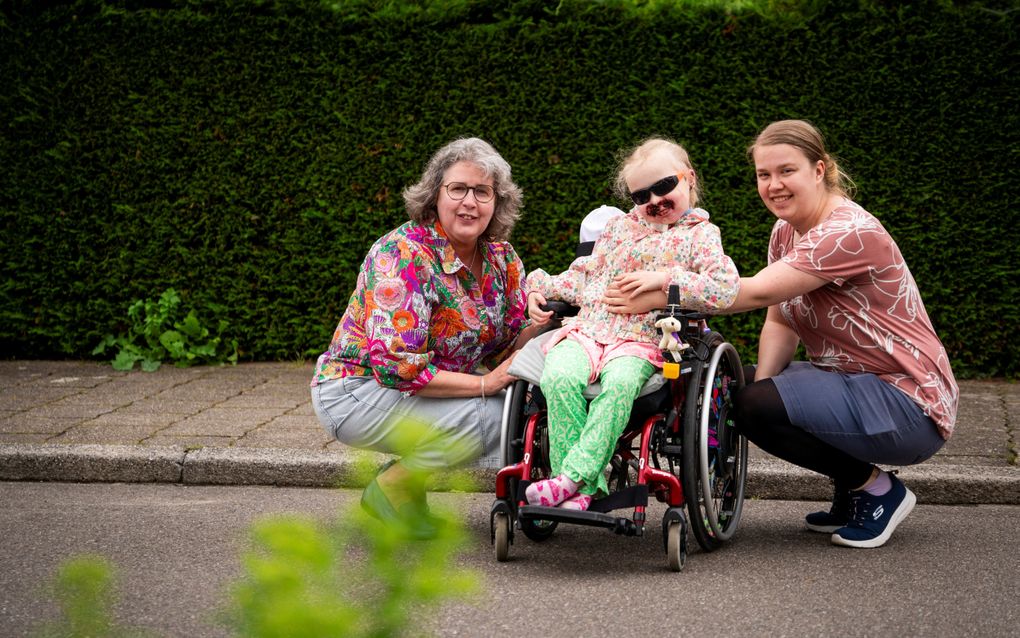 Danielle, die een ernstige huidziekte heeft, samen met haar moeder en oma. beeld RD