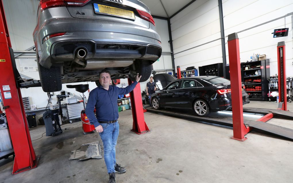 Autobedrijf Henri Akkerman in Dodewaard. De wachttijd voor een onderhoudsbeurt of grote reparatie bedraagt bij hem vier tot vijf weken. Bij grotere vakgarages zijn de wachttijden opgelopen tot enkele maanden. beeld VidiPhoto