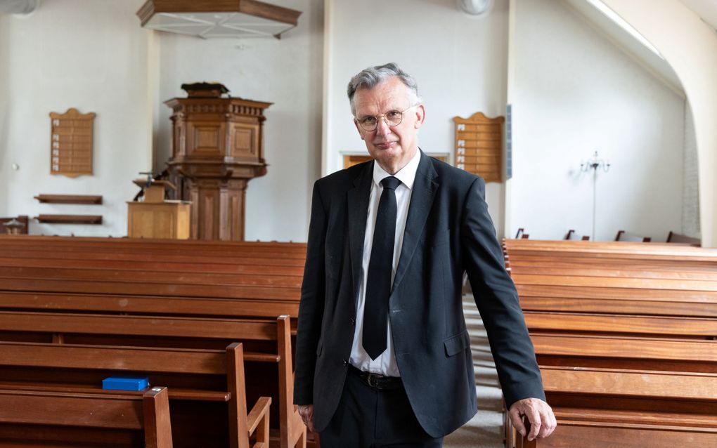 Ds. B. Reinders, hier in zijn kerk in Oldebroek, is zondag 25 jaar predikant: „.Achteraf gezien is het wijs geweest van de Heere dat ik nooit godsdienstdocent ben geworden.” beeld RD, Anton Dommerholt