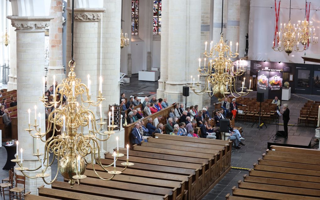 In de Oude Kerk in Delft had donderdag het congres ”Heilige Ruimte” plaats. Een van de sprekers was theoloog Heleen Zorgdrager (r.). beeld Dennis Wisse