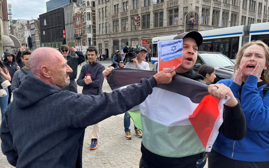 Een aanhanger van Israël en een pro-Palestijnse demonstrant stonden maandag lijnrecht tegenover elkaar op de Dam. De verdachte is op deze foto niet te zien. beeld ANP