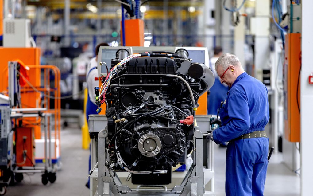 Zeker een vierde van de Nederlanders voelt zich onderdeel van de arbeidersklasse. Foto: werknemer in de werkplaats van auto- en vrachtautofabrikant DAF Trucks in Eindhoven. beeld ANP, Sander Koning