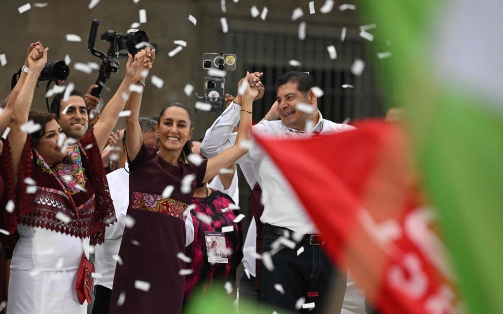 Twee vrouwen zijn in de race voor het hoogste ambt in Mexico. Claudia Sheinbaum (m.), ex-burgemeester van Mexico-Stad en kandidaat voor de progressieve Beweging voor Nationaal Herstel, gooit hoge ogen. beeld AFP, Carl De Souza