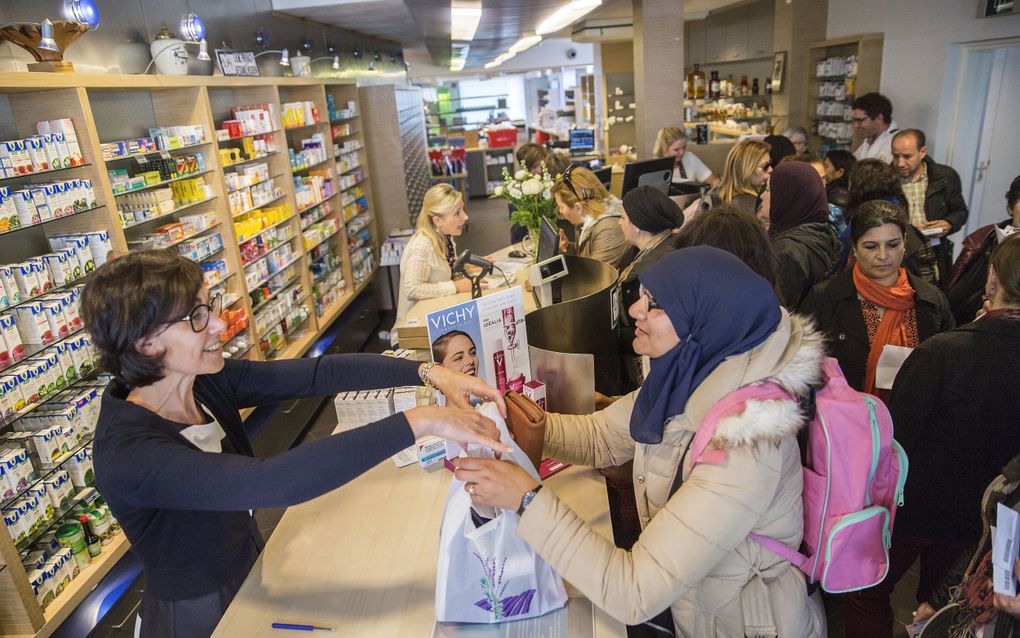 Belgische medicijntoeristen in een apotheek in het Zeeuwse Hulst. Andersom gebeurt ook: Nederlanders die in Belgische apotheken shoppen. beeld ANP, Arie Kievit
