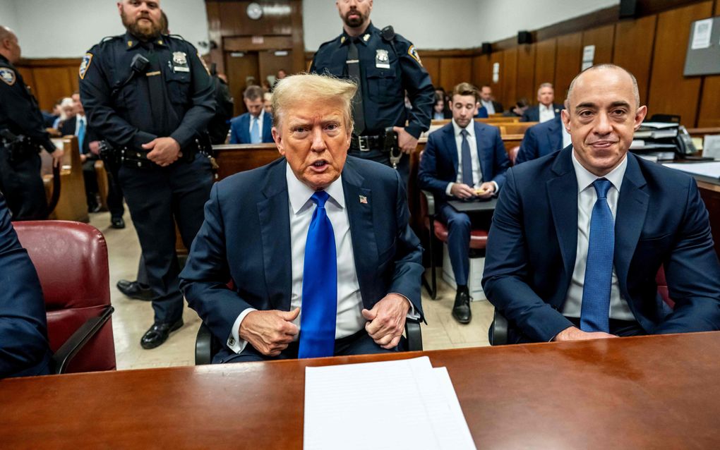 Donald Trump in de rechtszaal in New York. Door het zwijggeldproces ligt de rechtspraak in de VS opnieuw onder vuur. beeld AFP, Mark Peterson