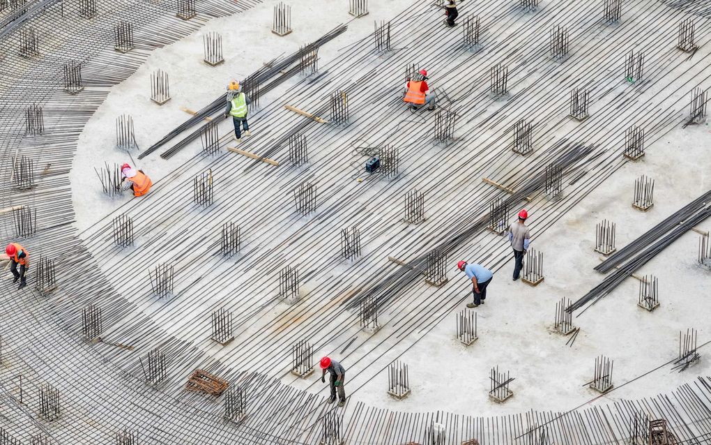 Borduren met betonijzer lijkt net zo ingewikkeld als borduren met naald en draad. Deze luchtfoto, gemaakt op 29 mei 2024, toont werknemers die werken op de bouwplaats van een graanopslagproject in Yancheng, in de oostelijke Chinese provincie Jiangsu. beeld AFP