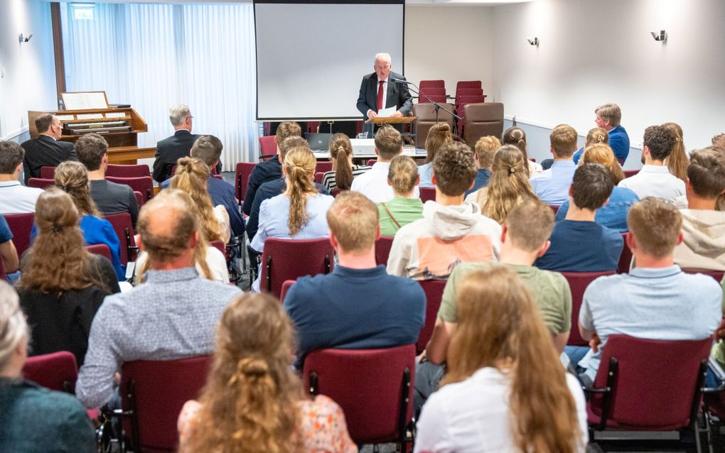 Oud-docent G. Slootweg spreekt zaterdag in Barneveld op een jeugdcontactavond van de Oud Gereformeerde Gemeenten in Nederland. beeld Niek Stam