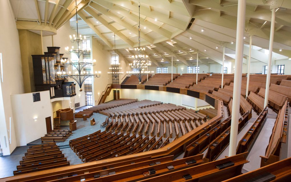 Interieur van het kerkgebouw de Hoeksteen in Barneveld waar de Gereformeerde Gemeenten in Nederland woensdag de eerste zitting hielden van de jaarlijkse synode. beeld RD, Anton Dommerholt