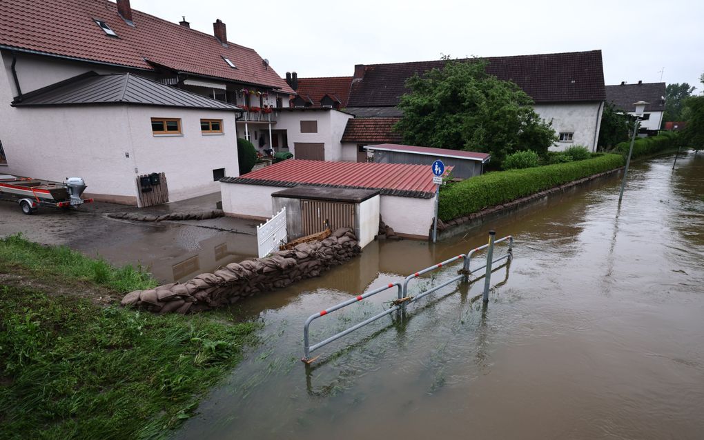 Overstroomde straten in Reichertshofen. beeld EPA, ANNA SZILAGYI