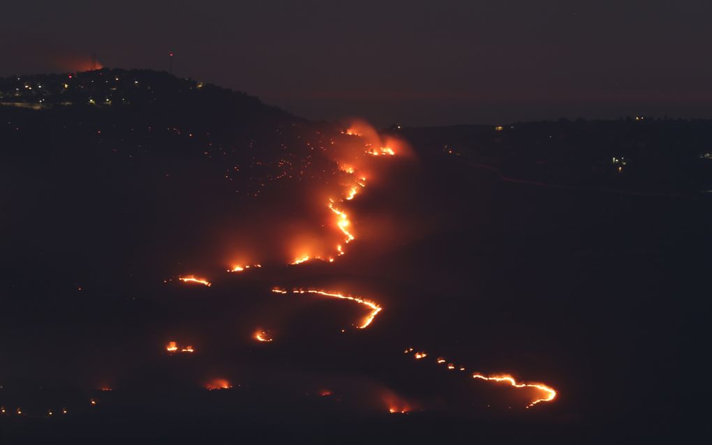 Branden bij Kirjat Sjmona, in de nacht naar dinsdag. beeld EPA, ATEF SAFADI