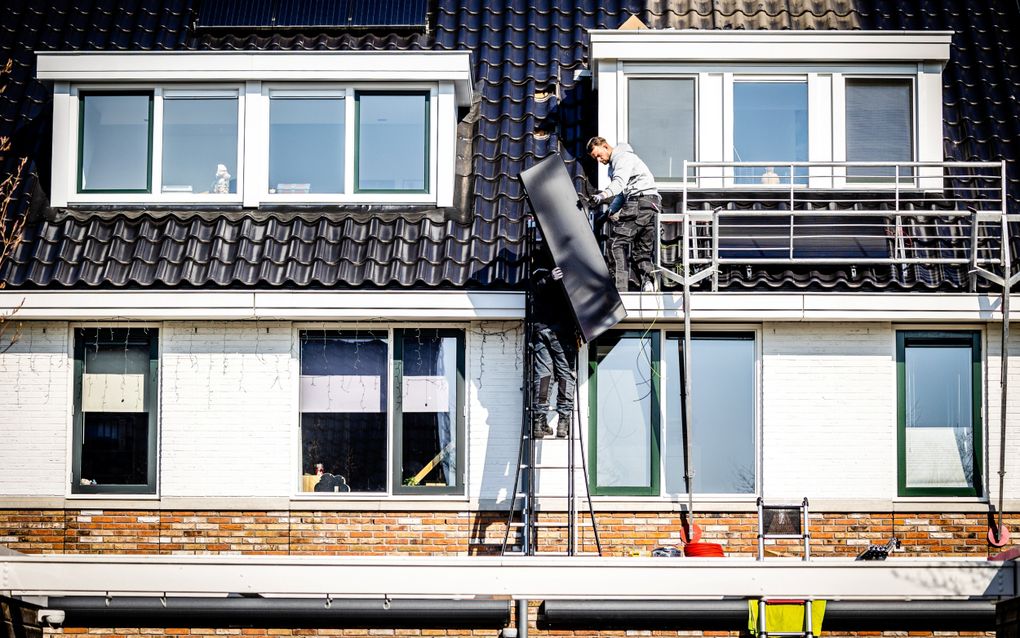 Branchevereniging Techniek Nederland vreest dat er bedrijven gaan omvallen, doordat de vraag naar zonnepanelen sinds het hoofdlijnenakkoord helemaal is ingestort. beeld ANP, Jeffrey Groeneweg