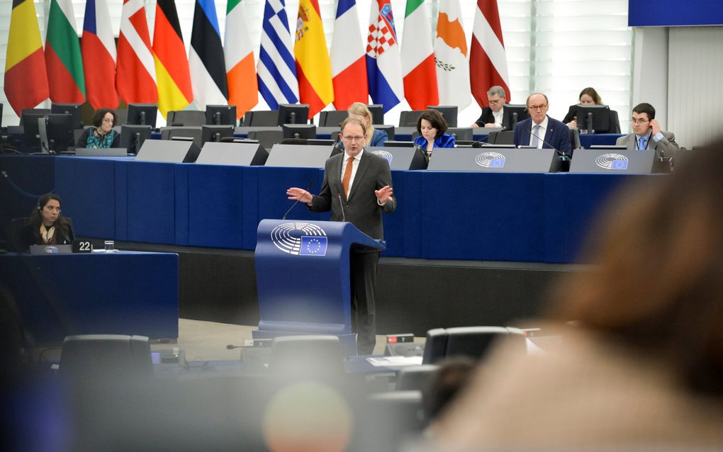 „Zo’n 50 procent van de Nederlandse wetgeving gaat via Brussel en Straatsburg.” Foto: SGP’er Ruissen voert het woord in het Europarlement. beeld SGP