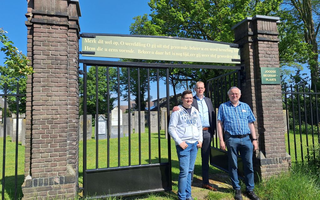 Luuk van Dorsten, Theo Mulder en Sjaak Poot (v.l.n.r.) bij het toegangshek van de Joodse begraafplaats in IJsselmuiden. beeld Bastiaan van Soest