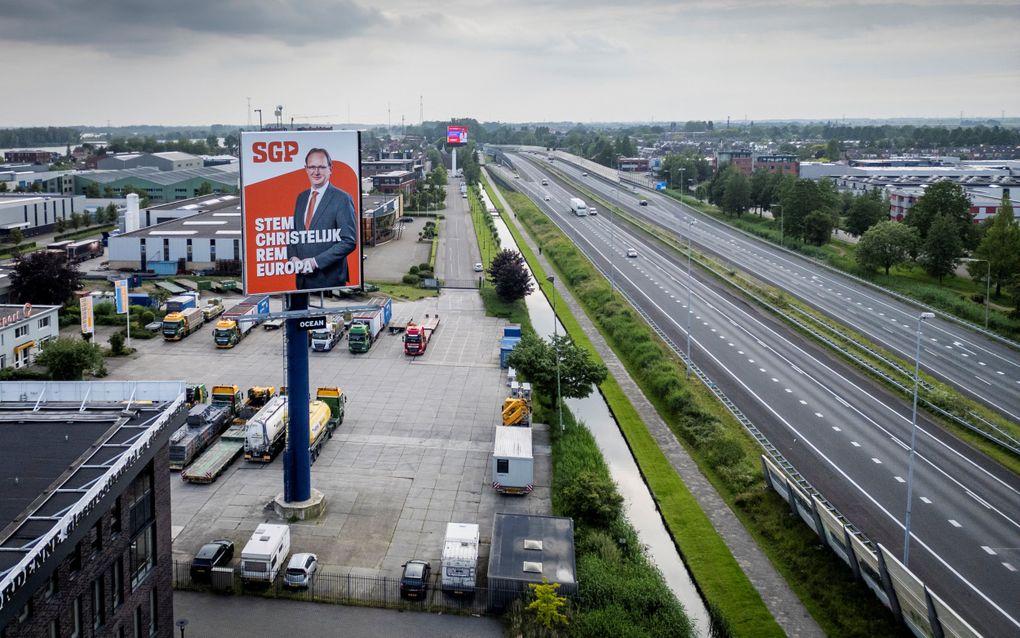 SGP-poster langs de A15 bij Hardinxveld-Giessendam. beeld Cees van der Wal