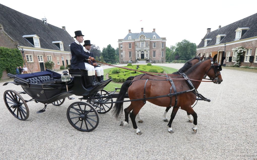 Rondje voorplein bij kasteel Middachten in De Steeg. Met een tentoonstelling wordt de restauratie van de rijtuigen afgerond. beeld VidiPhoto