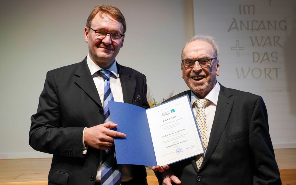 Jürgen Moltmann (r.) krijgt in 2022 een eredoctoraat in Wuppertal. beeld EPD