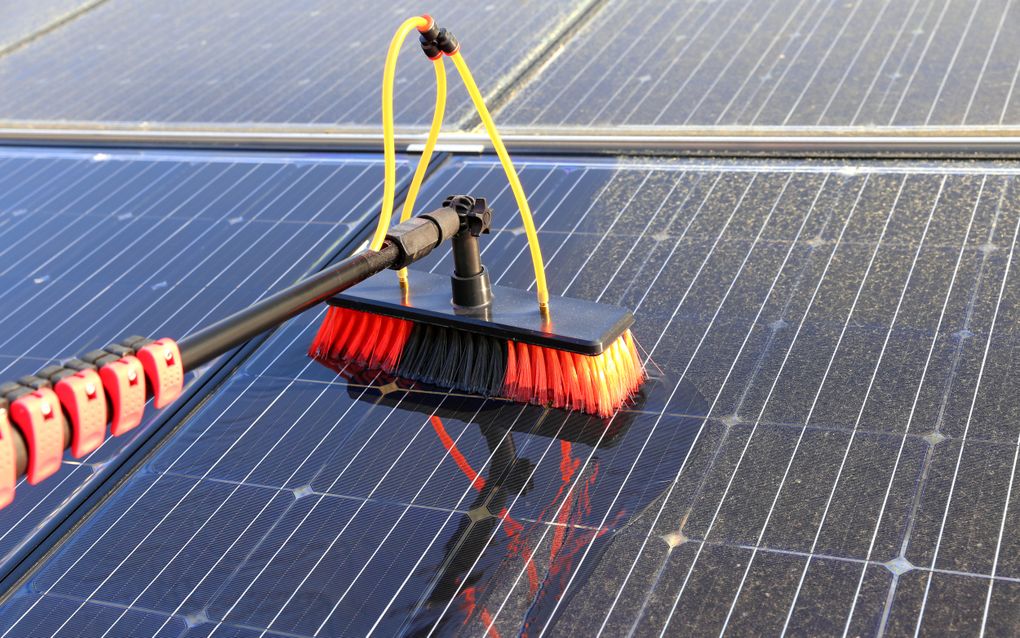 Wie zonnepanelen schoonmaakt kan dat het beste doen na een regenbui. beeld iStock