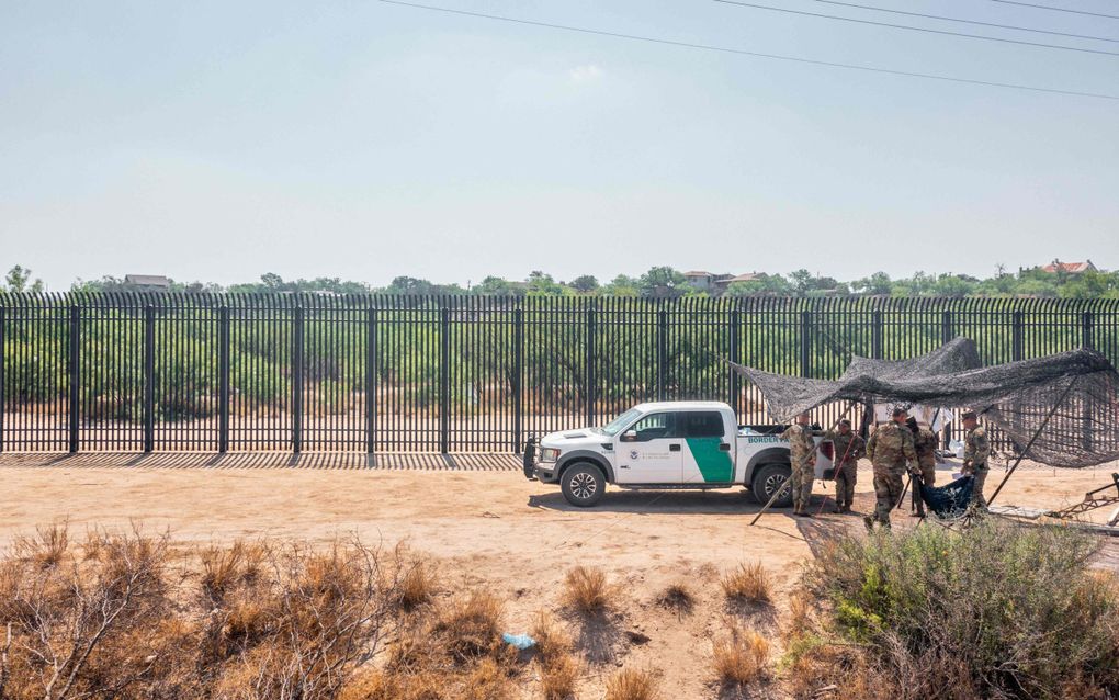 Amerikaanse grenswachten patrouilleren bij de grens tussen de VS en Mexico. beeld AFP, Brandon Bell