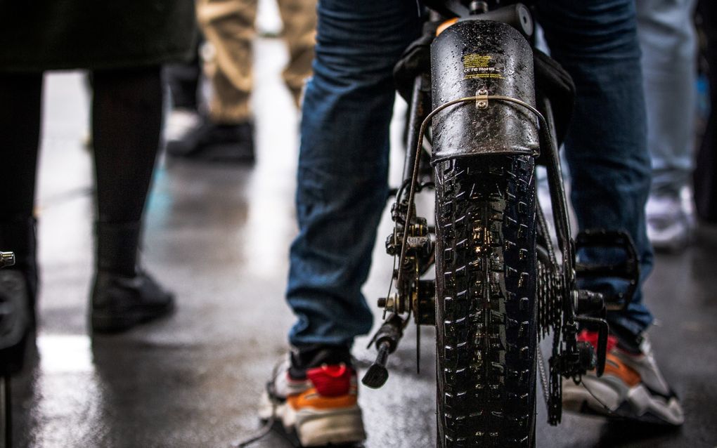 Een fatbike in de binnenstad van Amsterdam. De elektrische fietsen zijn vaak opgevoerd en te vergelijken met brommers. Amsterdam en andere gemeenten zijn bezorgd over de verkeersveiligheid en vragen om maatregelen. beeld ANP, Kjell Hoexum